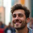 Portrait eines jungen Mannes, der die Stadt erkundet